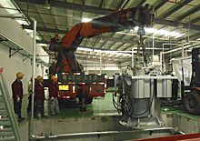 北京大件搬運(yùn)在進(jìn)行油壓機(jī)吊裝下坑